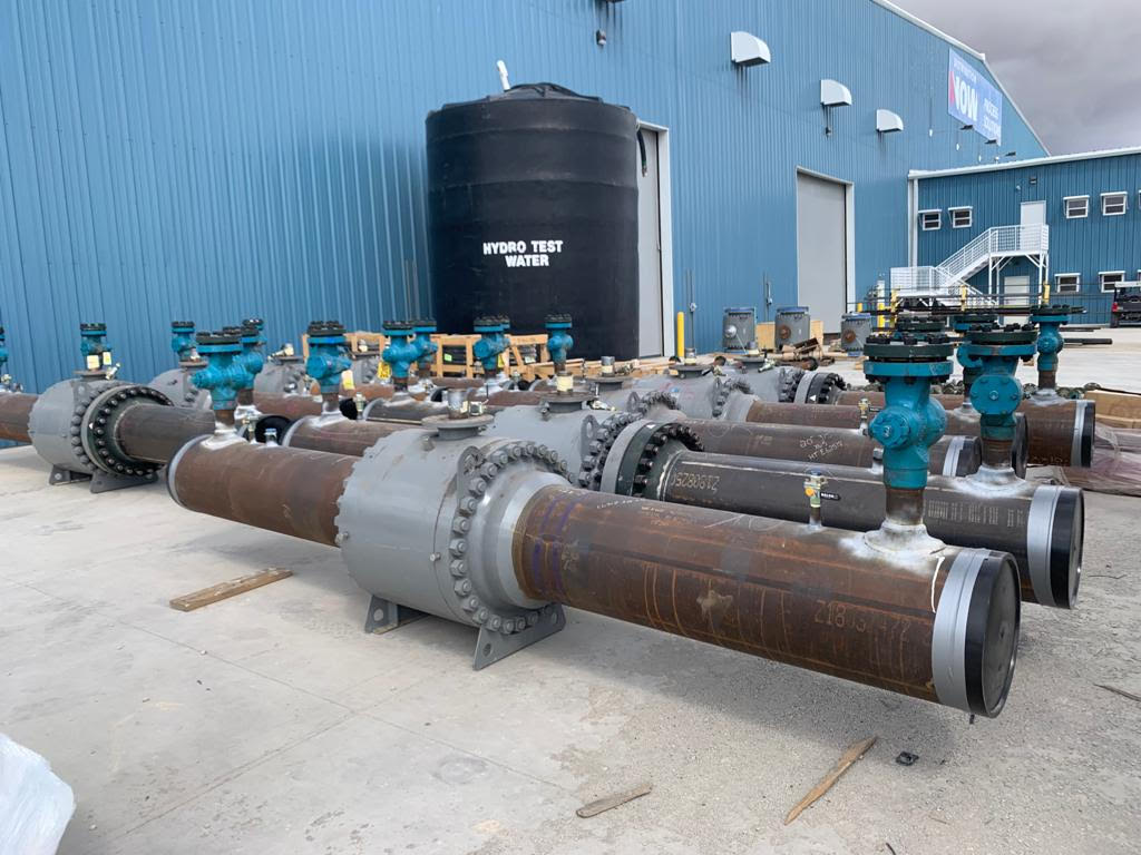 A group of pipes sitting in front of a building.